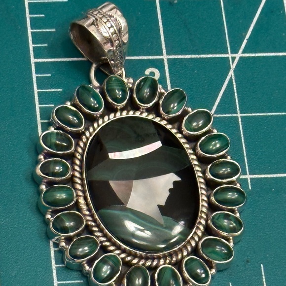 Malachite mother of pearl lady inlay malachite stone sterling silver pendant - Picture 4 of 8